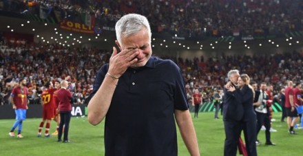 Mourinho lacrime di gioia, la sua Roma vince la Conference League. Oggi si festeggia in pompa magna